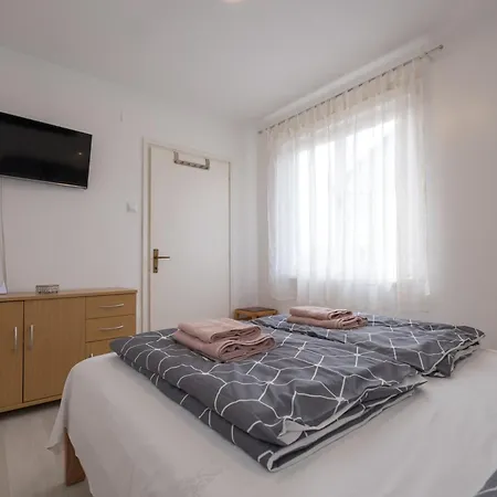 Apartments Lovorik Krk Town Exterior photo