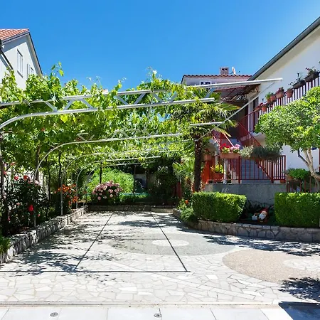 Apartments Lovorik Krk Town Exterior photo