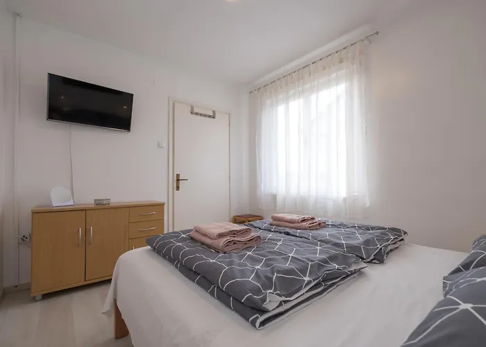 Apartments Lovorik